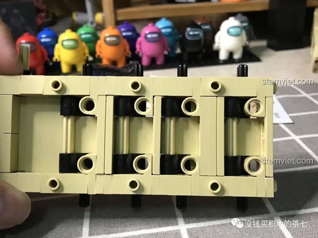 Chi tiết hệ thống treo của bộ đồ chơi lắp ráp Xe Tăng Challenger 2 FV 4034 JIAZHI 0105, cho thấy sự cải tiến về độ ổn định.