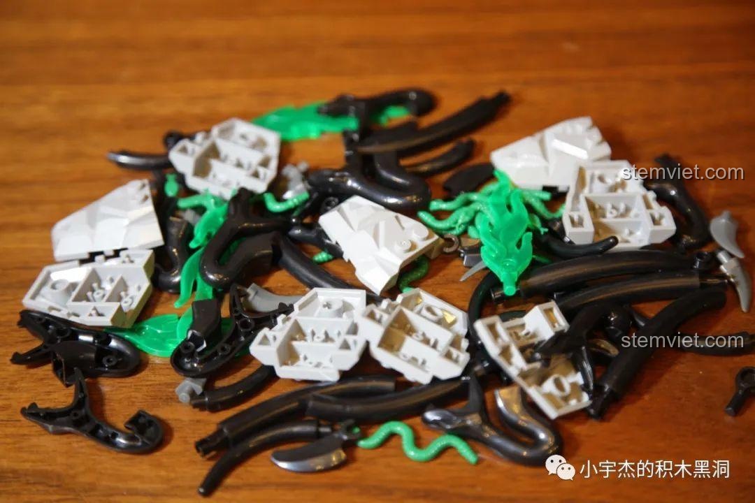 Các chi tiết hình rắn và mảnh ghép đặc biệt trong đồ chơi mô hình Cảnh Xà Trận J923, chất liệu nhựa ABS an toàn.