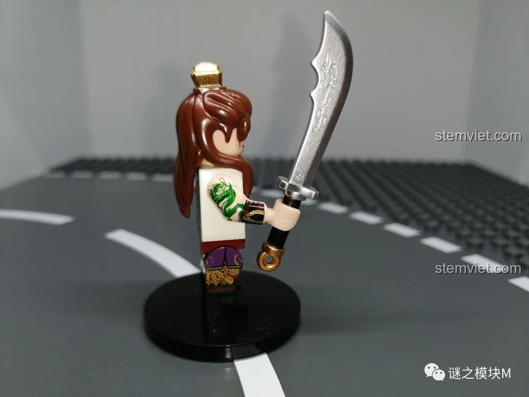 Góc nhìn từ bên cạnh của minifigure Cam Ninh, tập trung vào chi tiết hình xăm rắn xanh trên cánh tay.