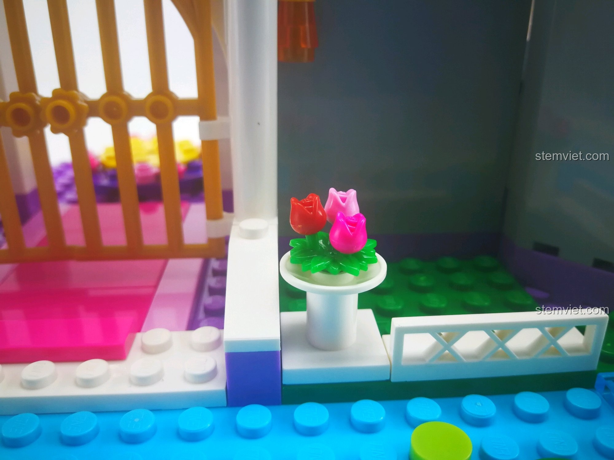 Chi tiết hoa và đèn lồng trên ban công lâu đài Enlighten 2612