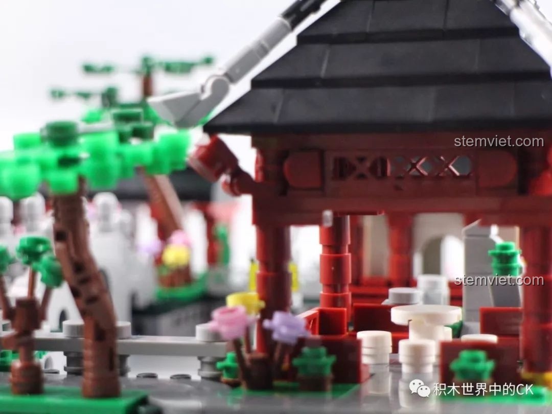 Ảnh chụp cận cảnh chi tiết hoa lá và bàn đá trong Vườn Tô Châu, thể hiện sự tinh tế trong thiết kế.