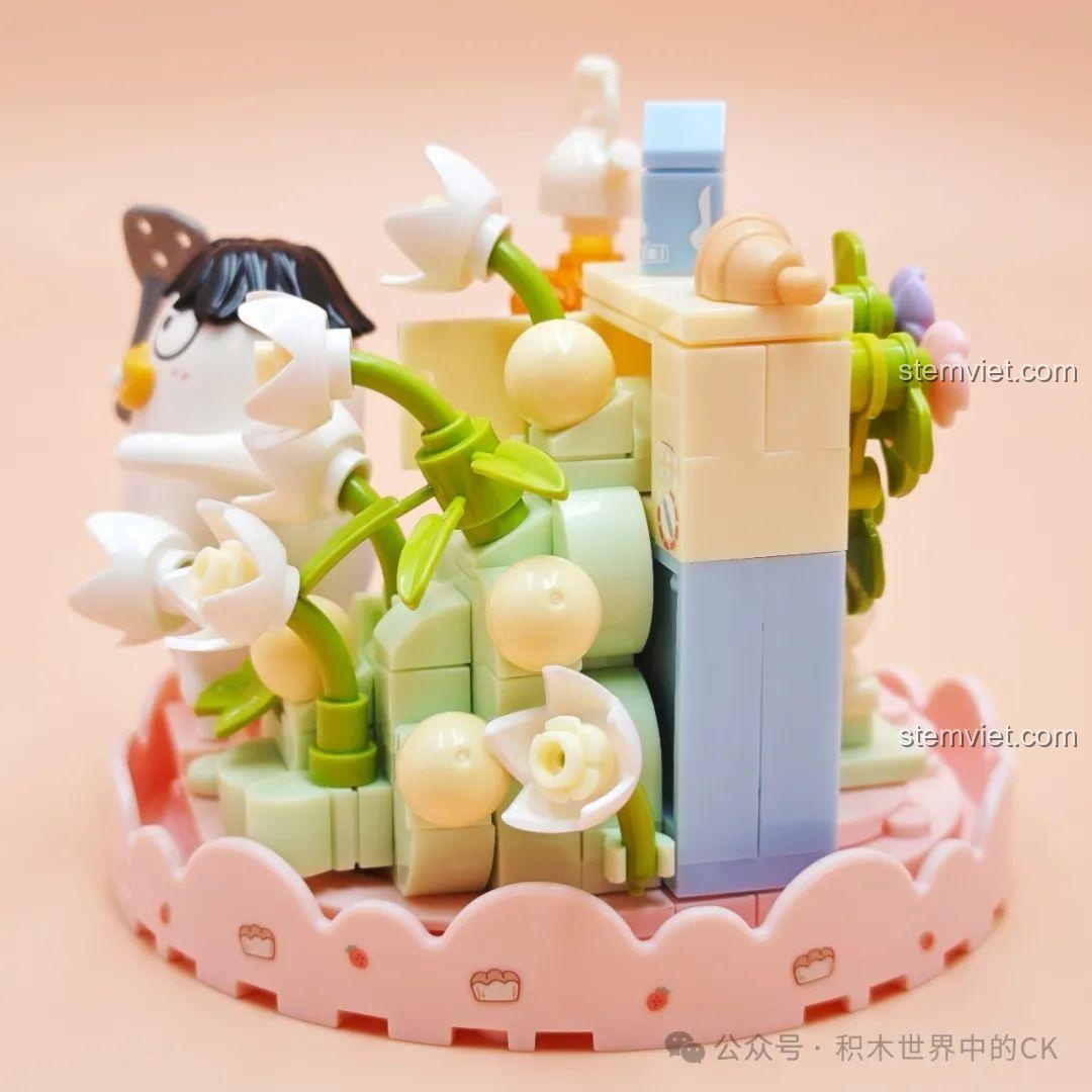 Góc nhìn bên cạnh của mô hình SEMBO 612025, tập trung vào những bông hoa loa kèn trắng và các chi tiết trang trí.