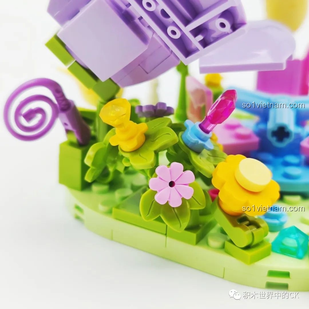 Cận cảnh các chi tiết hoa nhỏ và lá cây trong mô hình Khu Vui Chơi Đá Quý.