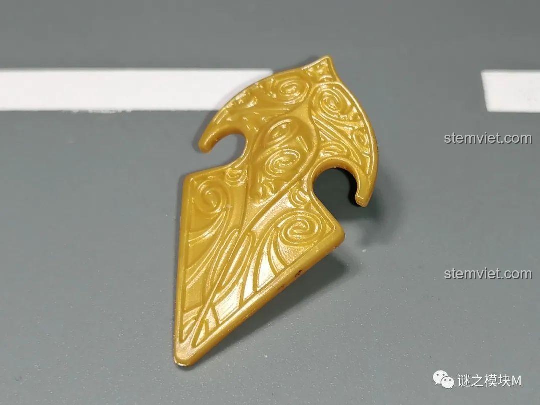 Góc nhìn khác của mũ trụ, cho thấy các đường nét hoa văn uốn lượn mềm mại.