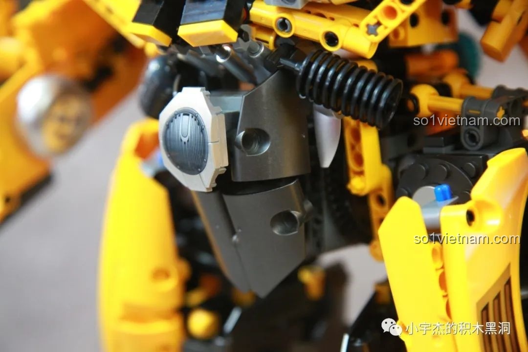 Cận cảnh phần hông của mô hình Bumblebee, cho thấy các khớp nối phức tạp và các chi tiết máy móc bên trong.