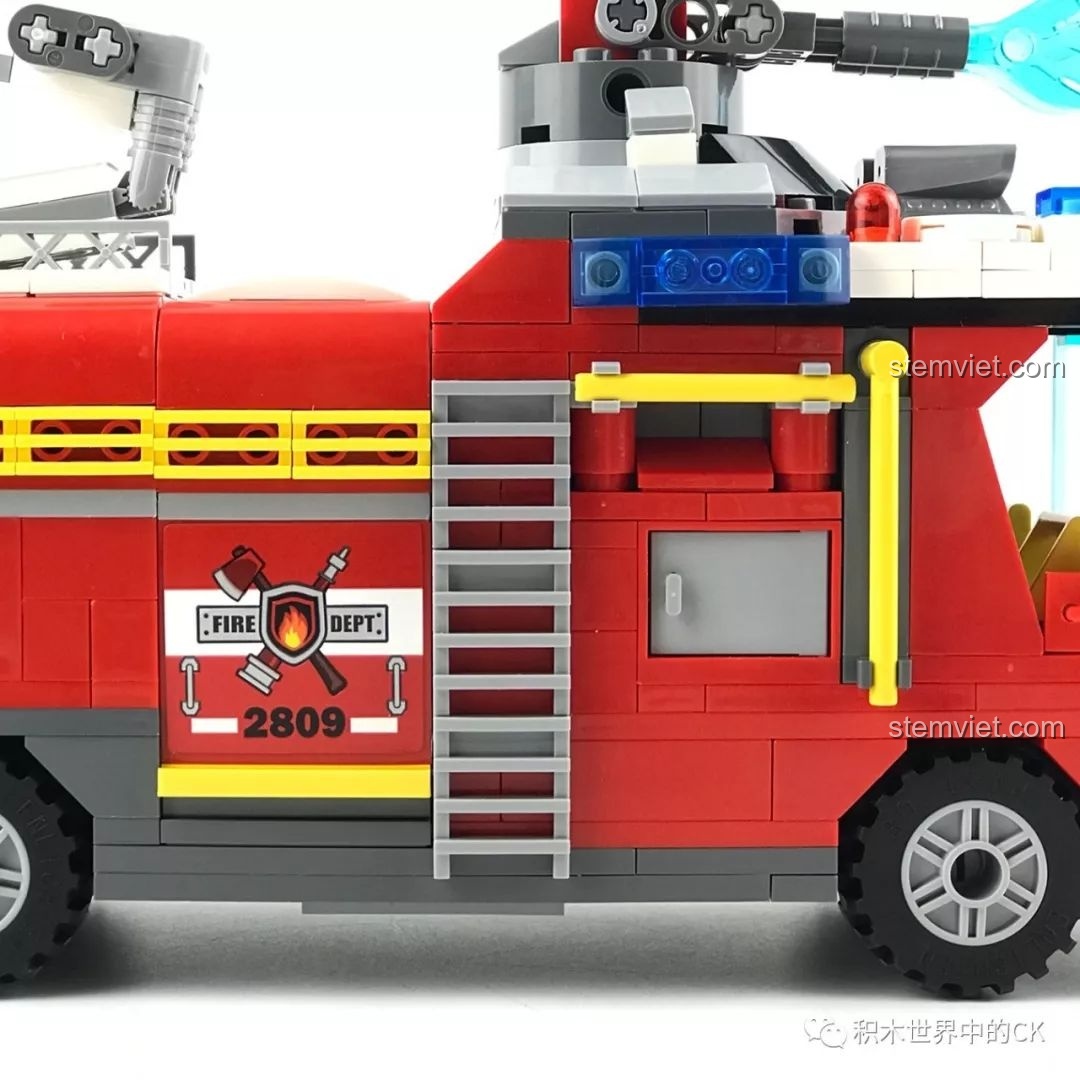 Cận cảnh chi tiết bên hông xe cứu hỏa QMAN 2809, với thang, sticker và các đường gân.