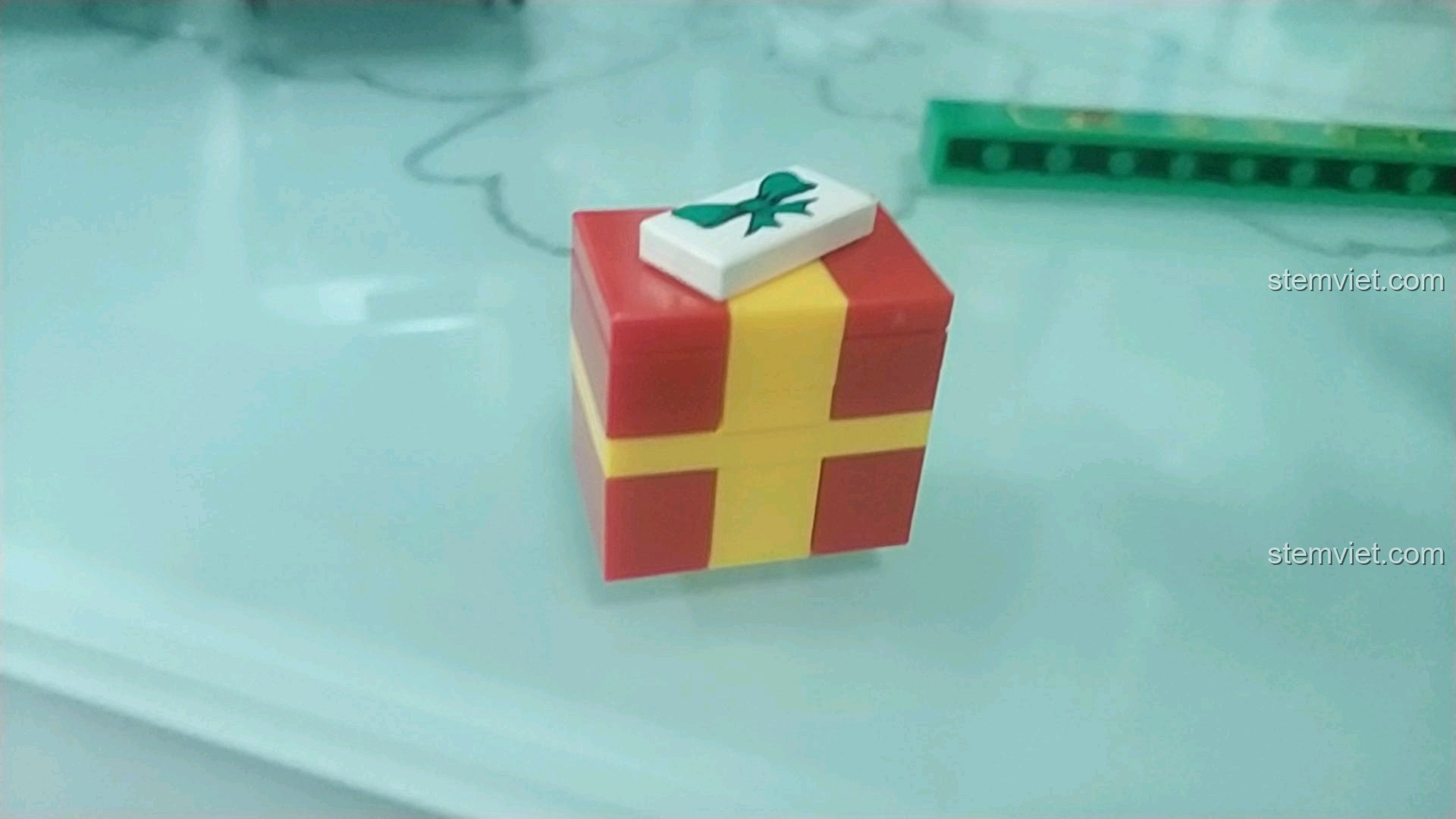 Chi tiết hộp quà Giáng Sinh được lắp ráp từ các mảnh ghép trong bộ Enlighten 626.