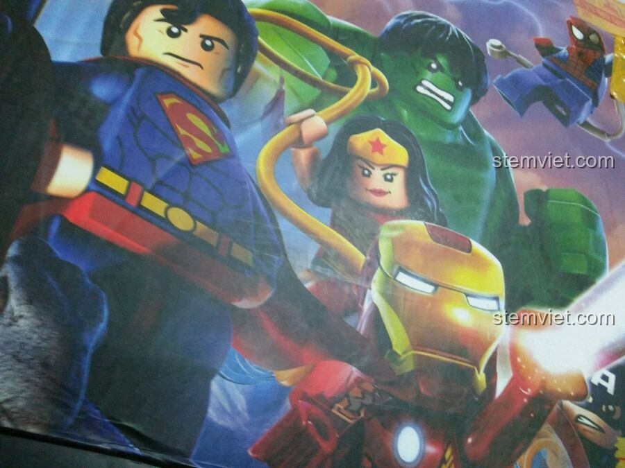 Cận cảnh hình ảnh các siêu anh hùng như Superman, Hulk, Iron Man trên hộp tái chế, chi tiết thú vị của kiện hàng.
