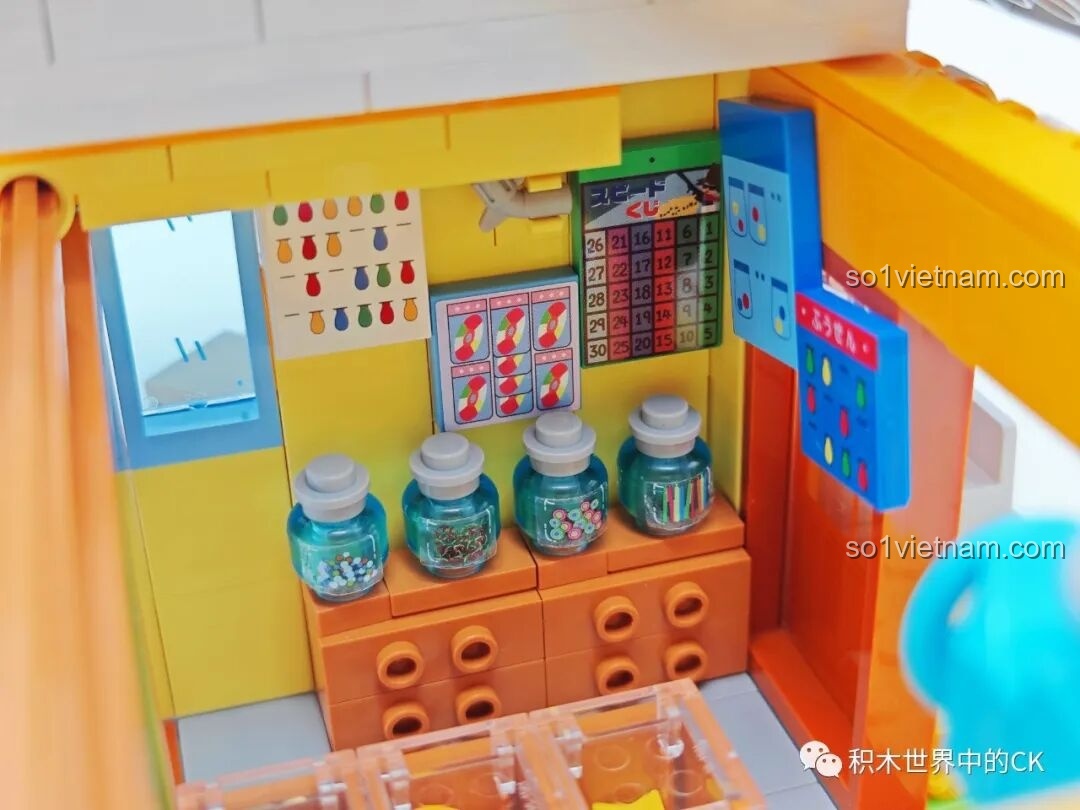 Cận cảnh các hũ kẹo thủy tinh và các món đồ trang trí bên trong Tiệm đồ ngọt Maruko Wekki.