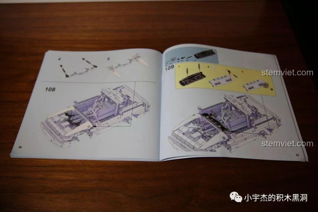 Một trang hướng dẫn lắp ráp bên trong sách, sử dụng tông màu xám để phân biệt chi tiết.