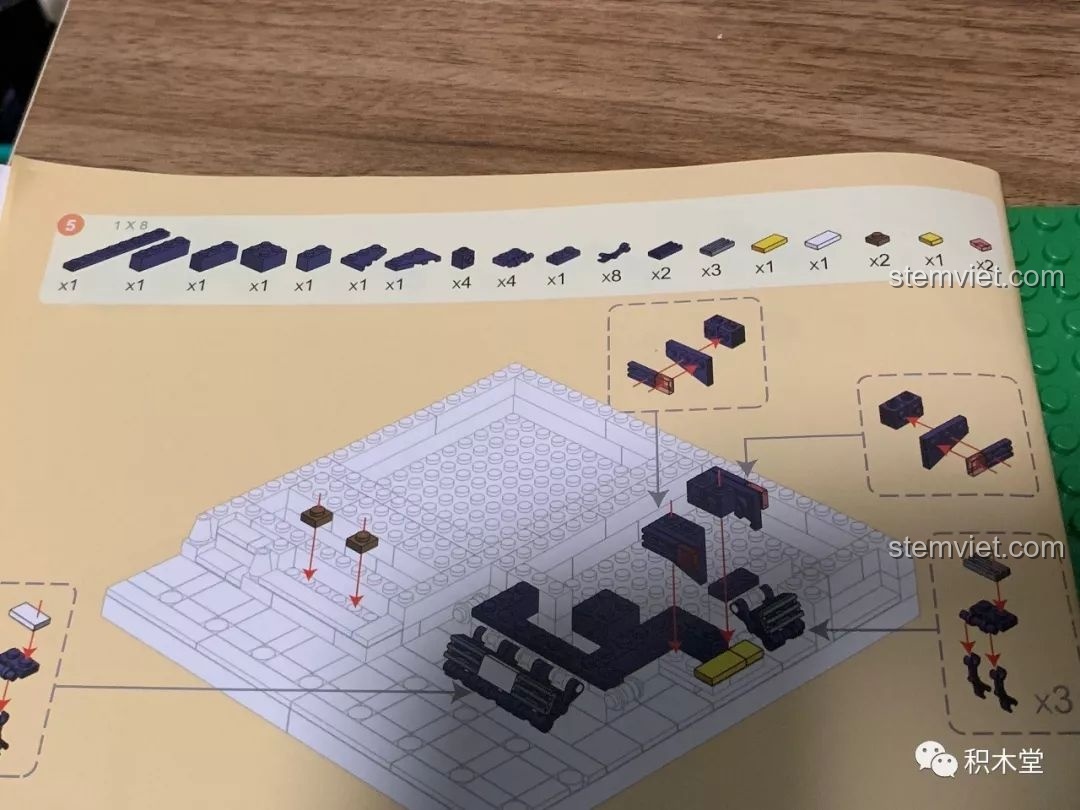 Một trang trong sách hướng dẫn của bộ WANGE 6313, chỉ dẫn chi tiết cách lắp ráp phần móng của tòa nhà.