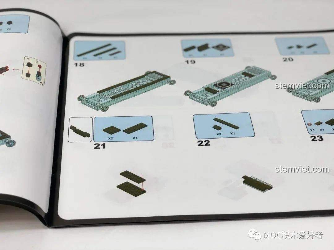 Một trang hướng dẫn lắp ráp chi tiết của bộ COGO 13384 Xe Tăng Chủ Lực 99A, minh họa từng bước.