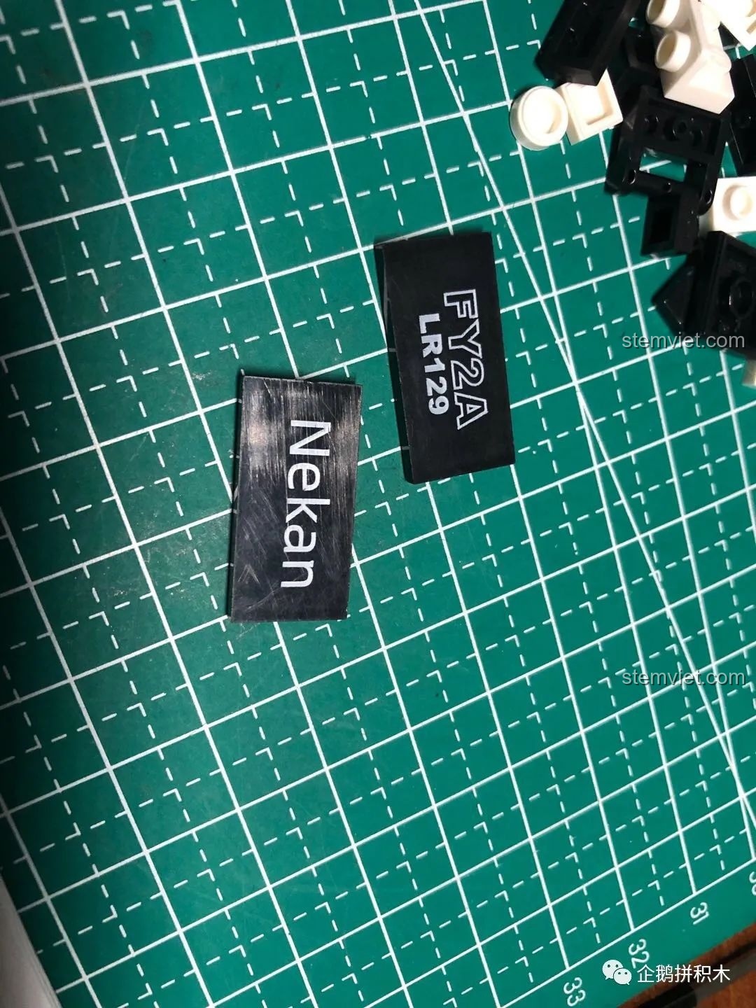 Một số chi tiết in ấn màu đen của bộ lắp ráp Máy Ảnh Kỹ Thuật Số Nekan FY2A LR129 (00844) có vết xước nhỏ.