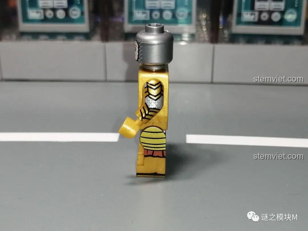 Góc nhìn bên cạnh của minifigure mẫu A, cho thấy chi tiết in trên cánh tay và chân.