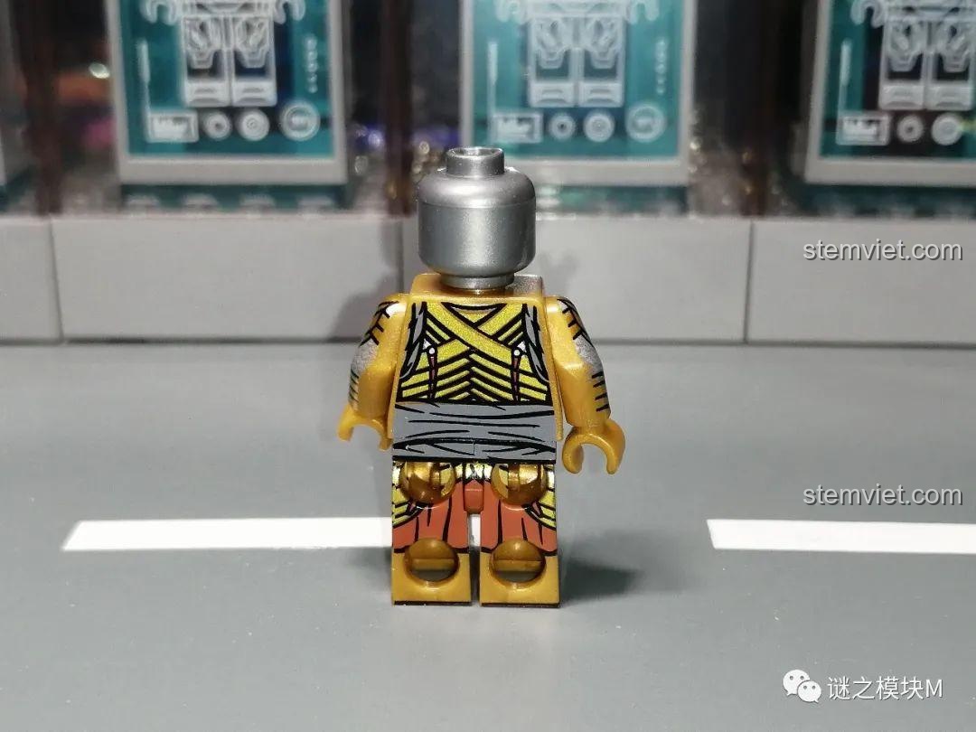 Mặt sau của minifigure mẫu A với chi tiết in giáp và thắt lưng đầy đủ.