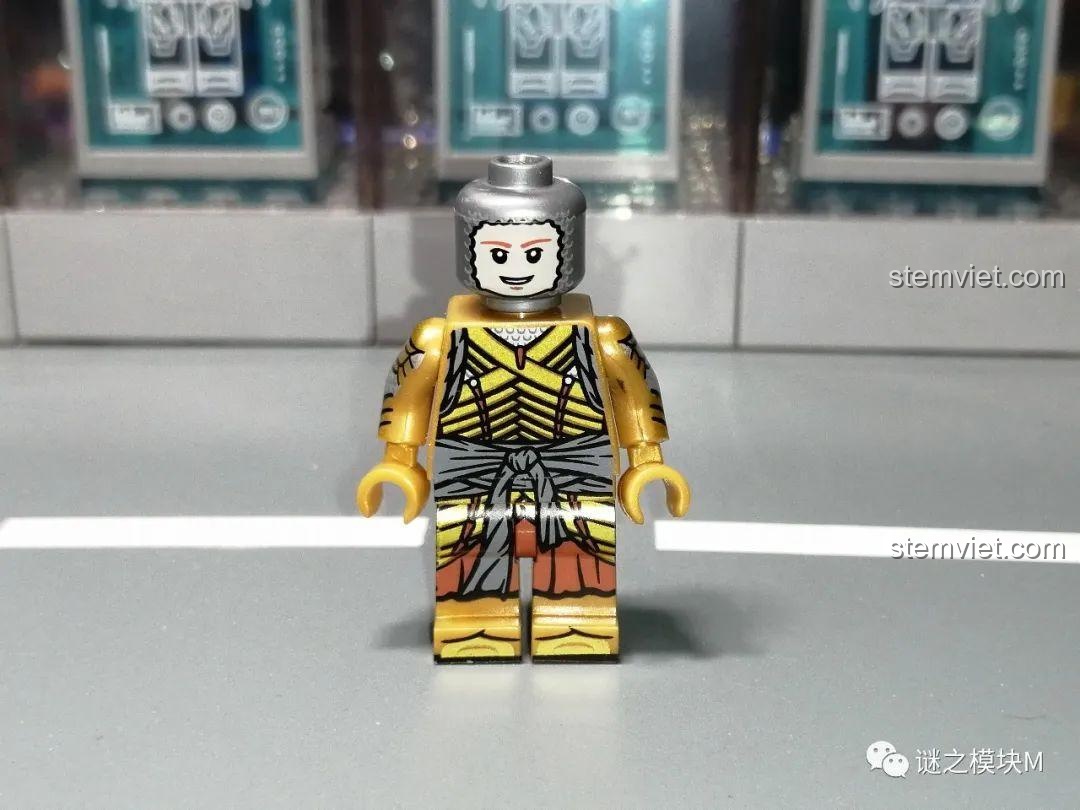 Cận cảnh chi tiết in trên thân minifigure mẫu A, họa tiết giáp vàng và thắt lưng xám.