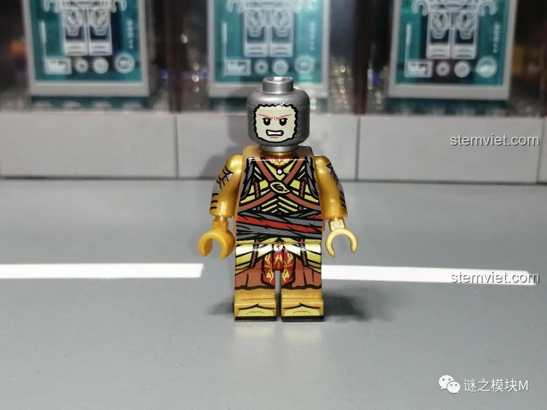 Cận cảnh chi tiết in trên thân minifigure mẫu C, có thêm hai dây đai chéo.