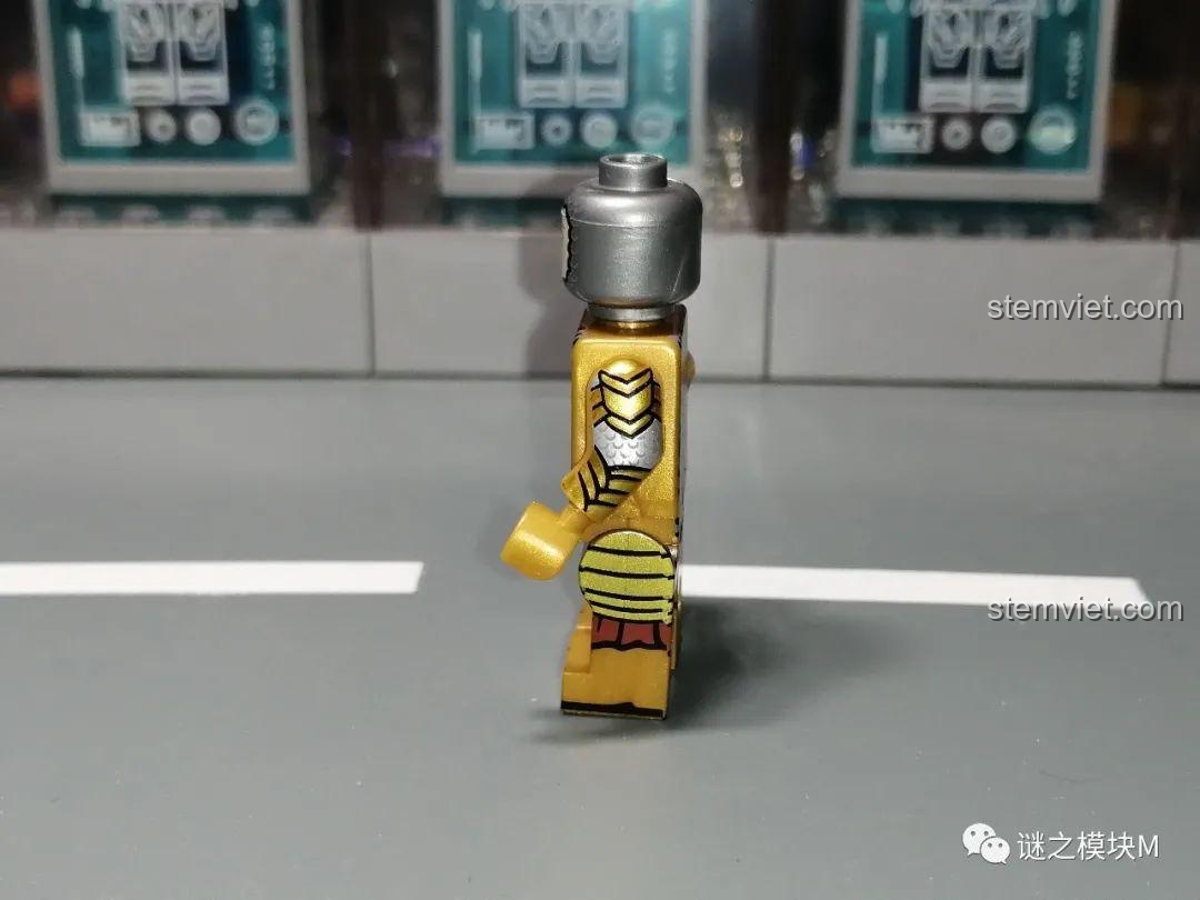 Cận cảnh chi tiết in trên thân minifigure mẫu D, dựa trên mẫu A và có dây đai chéo.