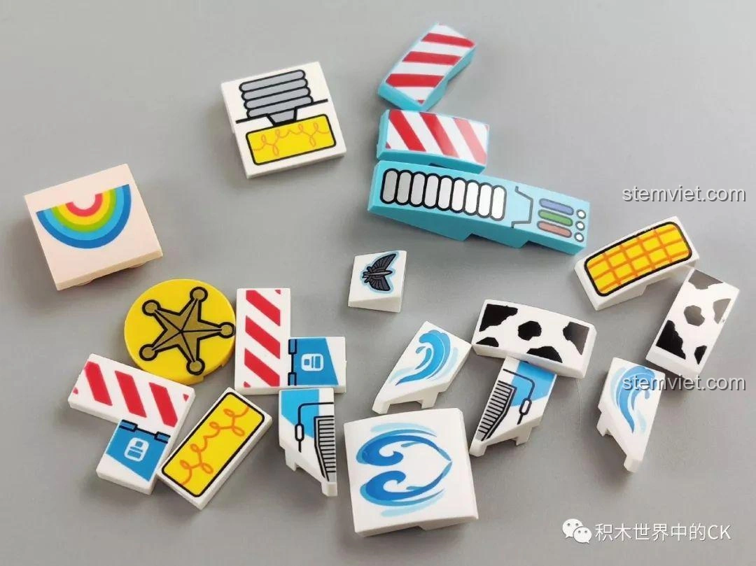 Các chi tiết in ấn của bộ lắp ráp SY1448 Toy Story 4, bao gồm hình ảnh cầu vồng, ngôi sao cảnh sát, họa tiết bò sữa, sóng biển.