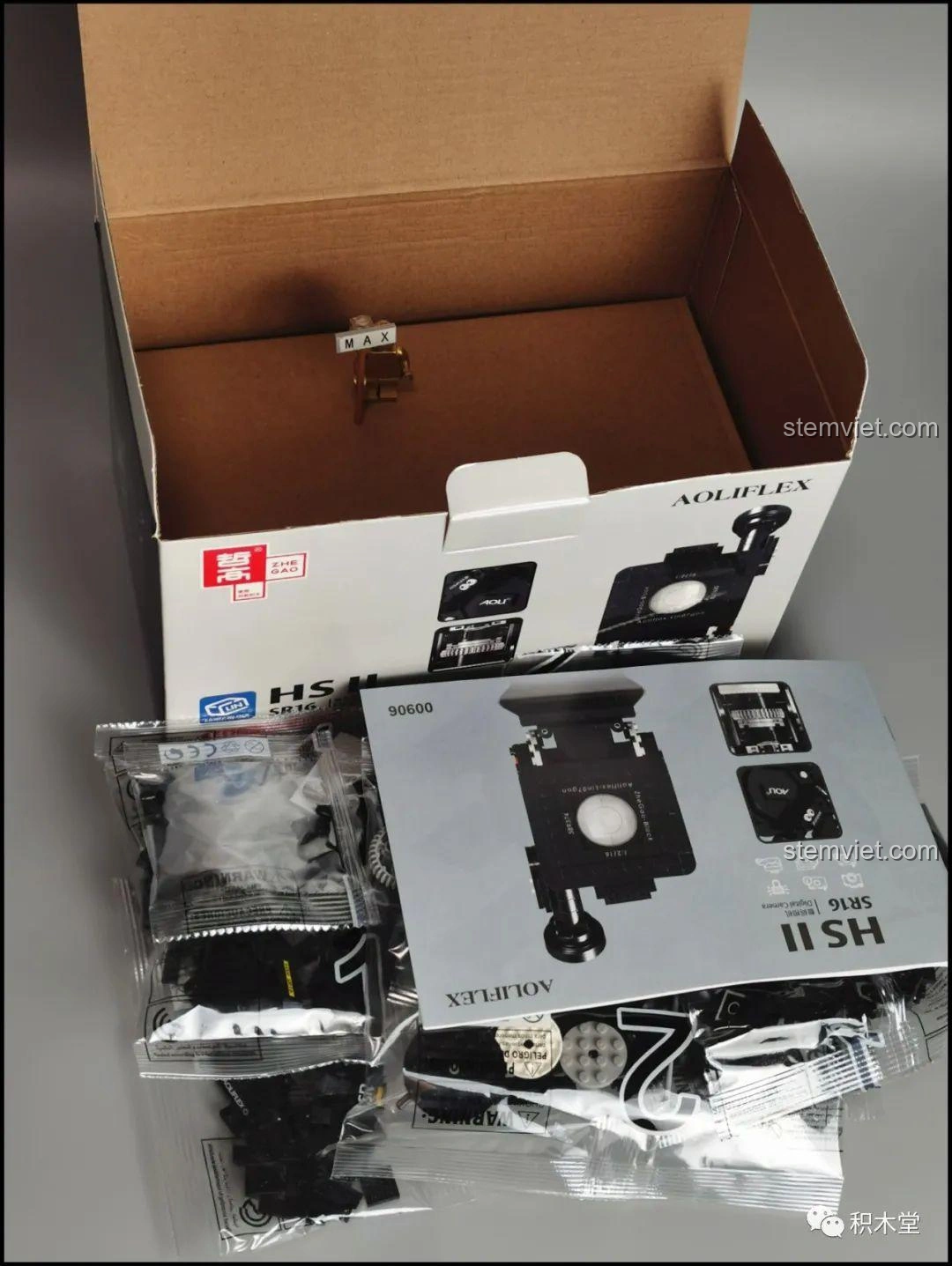 Các chi tiết in ấn của bộ lắp ráp Zhegao 00906 Máy Quay Phim Vintage, rất sắc nét và tinh xảo.