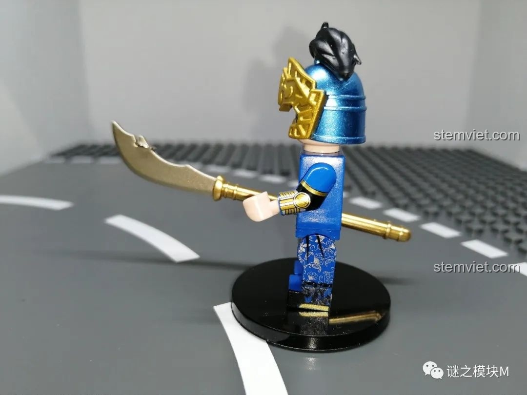 Cận cảnh chi tiết in trên chân của minifigure Trương Liêu, với họa tiết vảy rồng màu xanh độc đáo.