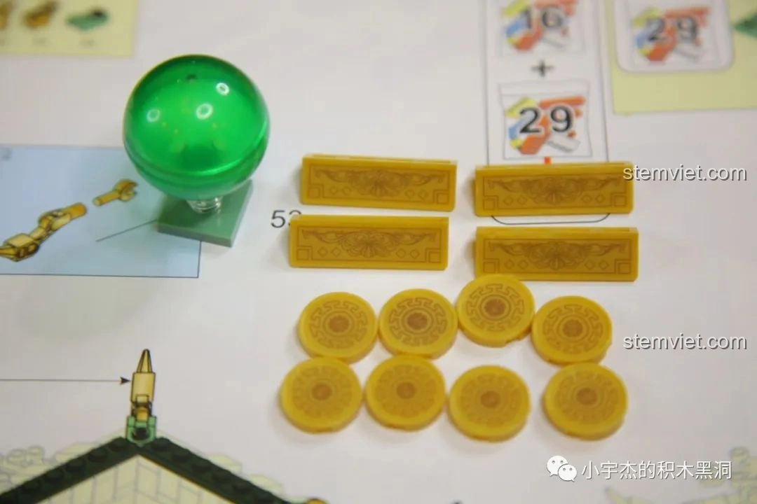 Các chi tiết in và dán, cùng với viên ngọc xanh lá cây, cho bộ lắp ráp Sluban Thanh Long Các.