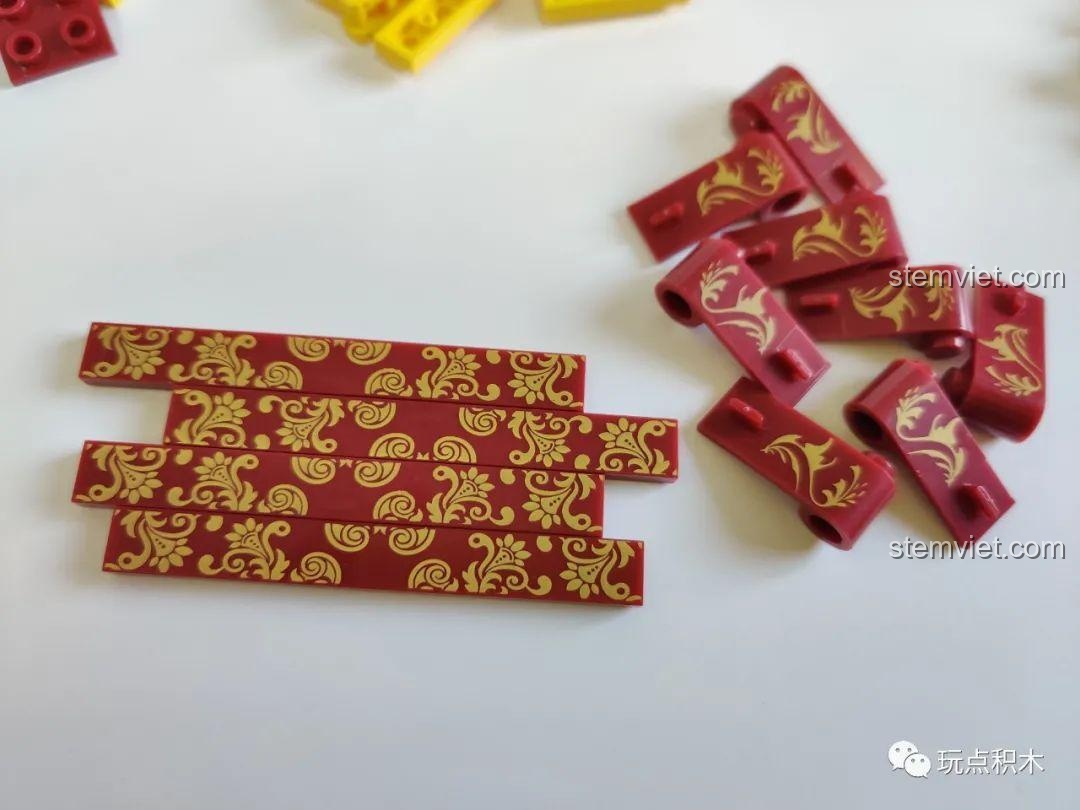 Cận cảnh các chi tiết in hoa văn màu vàng trên nền đỏ của bộ WOMA C0364, thể hiện sự tinh xảo trong thiết kế.