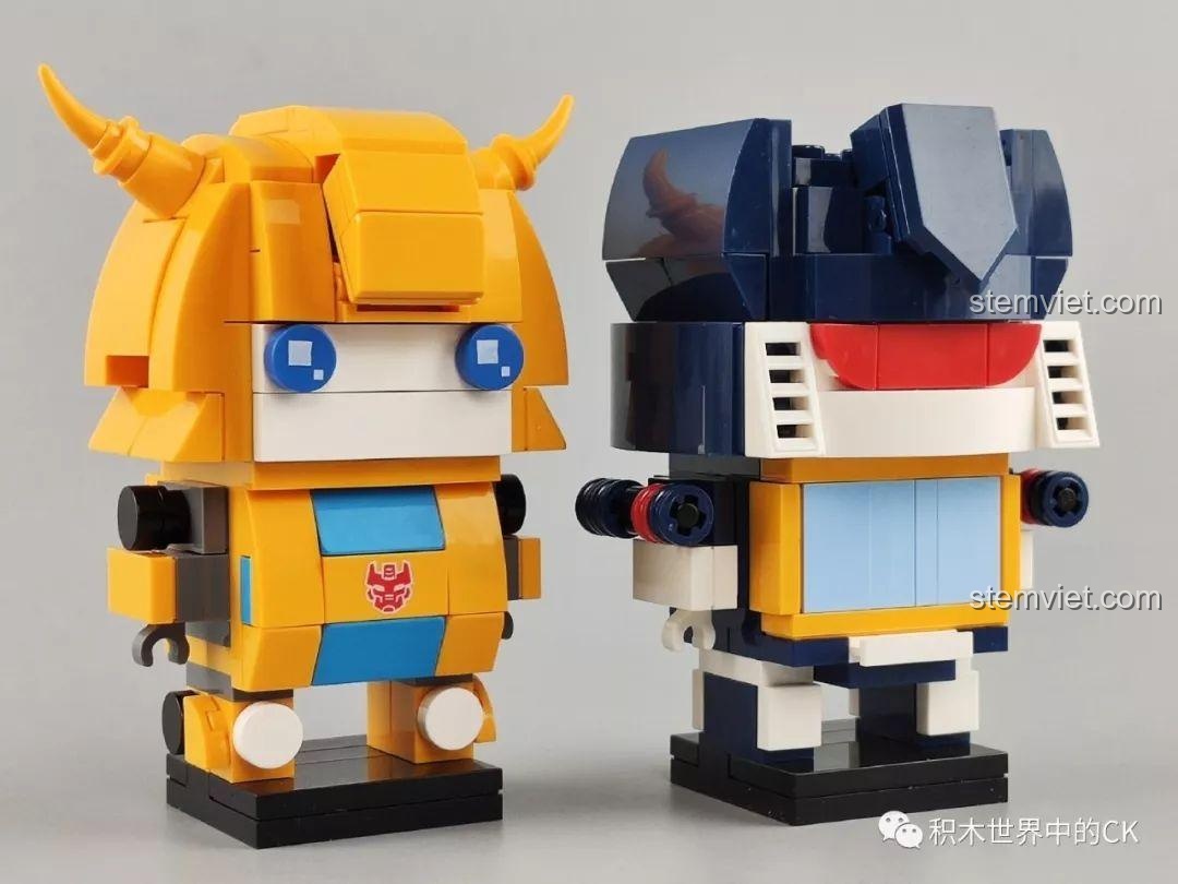 Cận cảnh chi tiết logo Autobot được in trên ngực của mô hình Bumblebee, thể hiện chất lượng in ấn tốt.