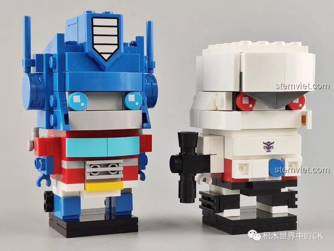 Cận cảnh chi tiết logo Autobot và Decepticon được in trên các mảnh ghép của mô hình Optimus Prime và Megatron.