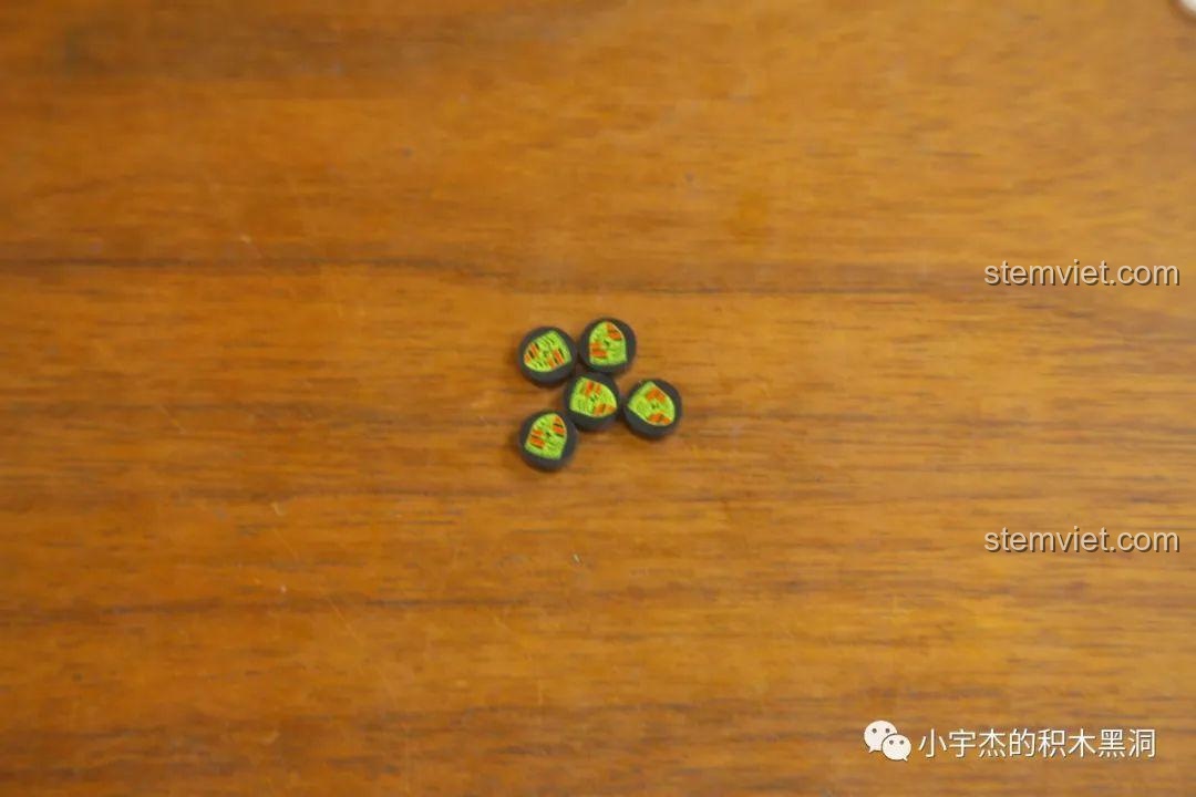 Các chi tiết in logo Porsche được tặng kèm để thay thế cho logo mặc định của KBOX.