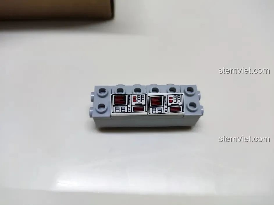 Chi tiết in bị lỗi trên bảng điều khiển của bộ WOMA C0898, một điểm trừ nhỏ về kiểm soát chất lượng.