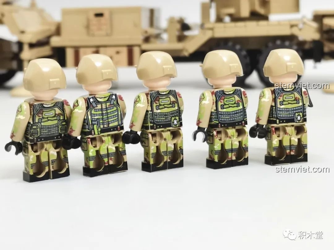 Mặt sau của các minifigure trong bộ Xe Tải Tên Lửa M983 628014 cho thấy chi tiết in ấn.