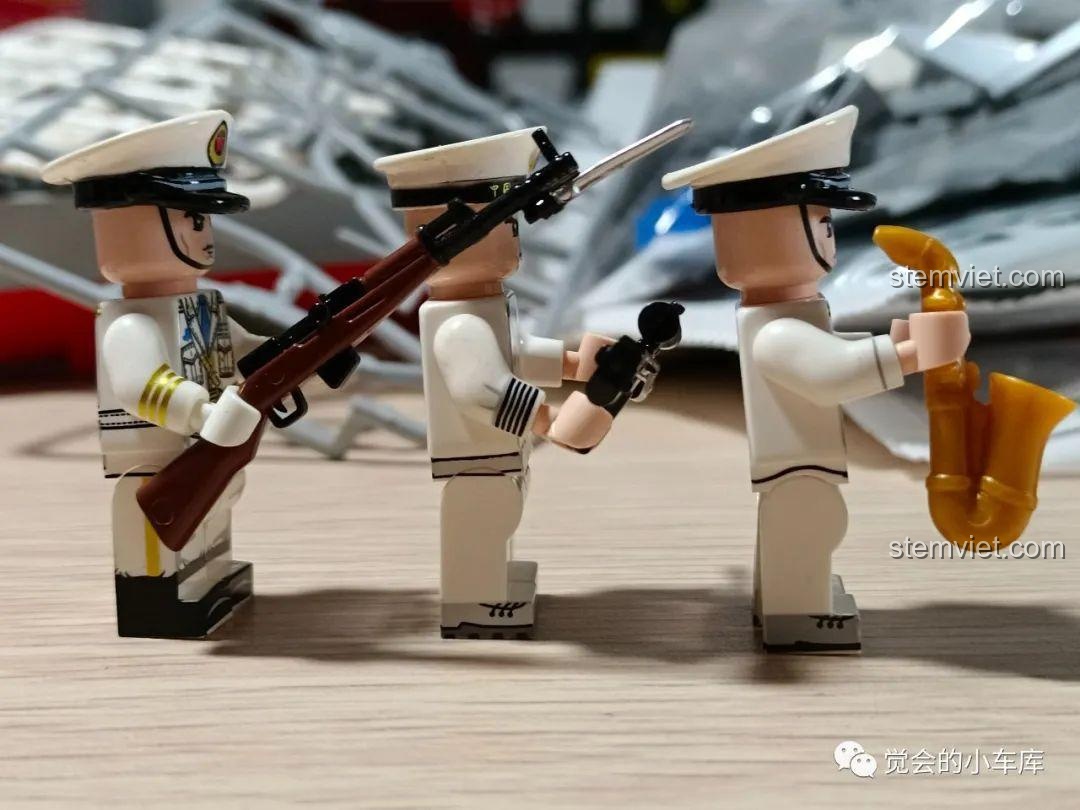 Góc nhìn bên cạnh của 3 minifigures, cho thấy các chi tiết in sắc nét trên tay và hông, thể hiện chất lượng của bộ lắp ráp SEMBO.