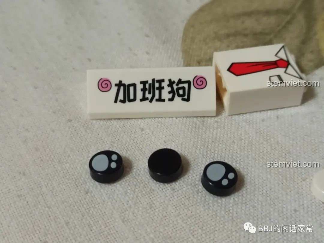 Cận cảnh các chi tiết in sắc nét của bộ GUDI 53003, bao gồm mắt, áo sơ mi và bảng tên 'Chó Tăng Ca'.