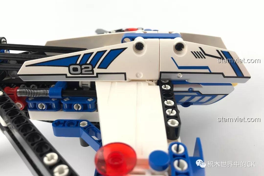 Cận cảnh chi tiết các tấm panel được in họa tiết sắc nét, một điểm cộng lớn cho bộ lắp ráp SY7016.