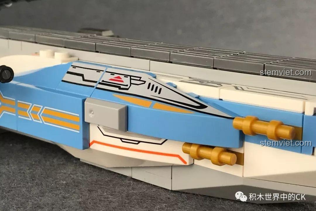 Cận cảnh các chi tiết in sắc nét trên thân mô hình Xingbao XB-13001, một ưu điểm lớn so với việc dùng sticker dán.