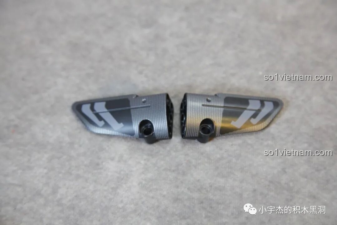 Các chi tiết có họa tiết được in sẵn trên mảnh ghép của bộ PanlosBrick 673002, không cần dán decal.