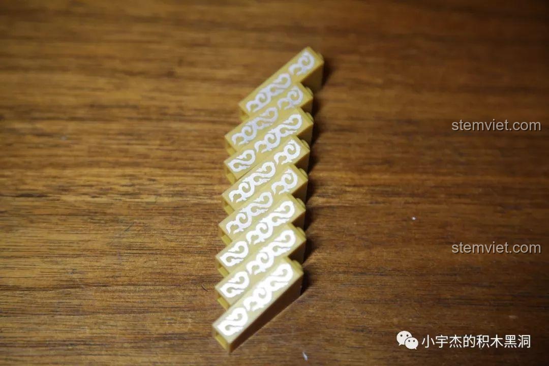 Các chi tiết được in họa tiết sẵn của bộ xếp hình Rìu Bão Tố Stormbreaker SY1399, thay vì dùng sticker.