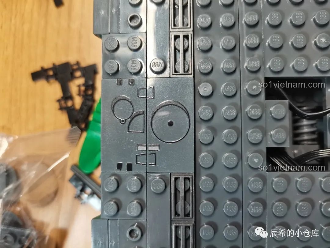 Cận cảnh một chi tiết được in sẵn trên mảnh ghép của bộ Sluban M38-B0851, tăng thêm độ chân thực cho mô hình.
