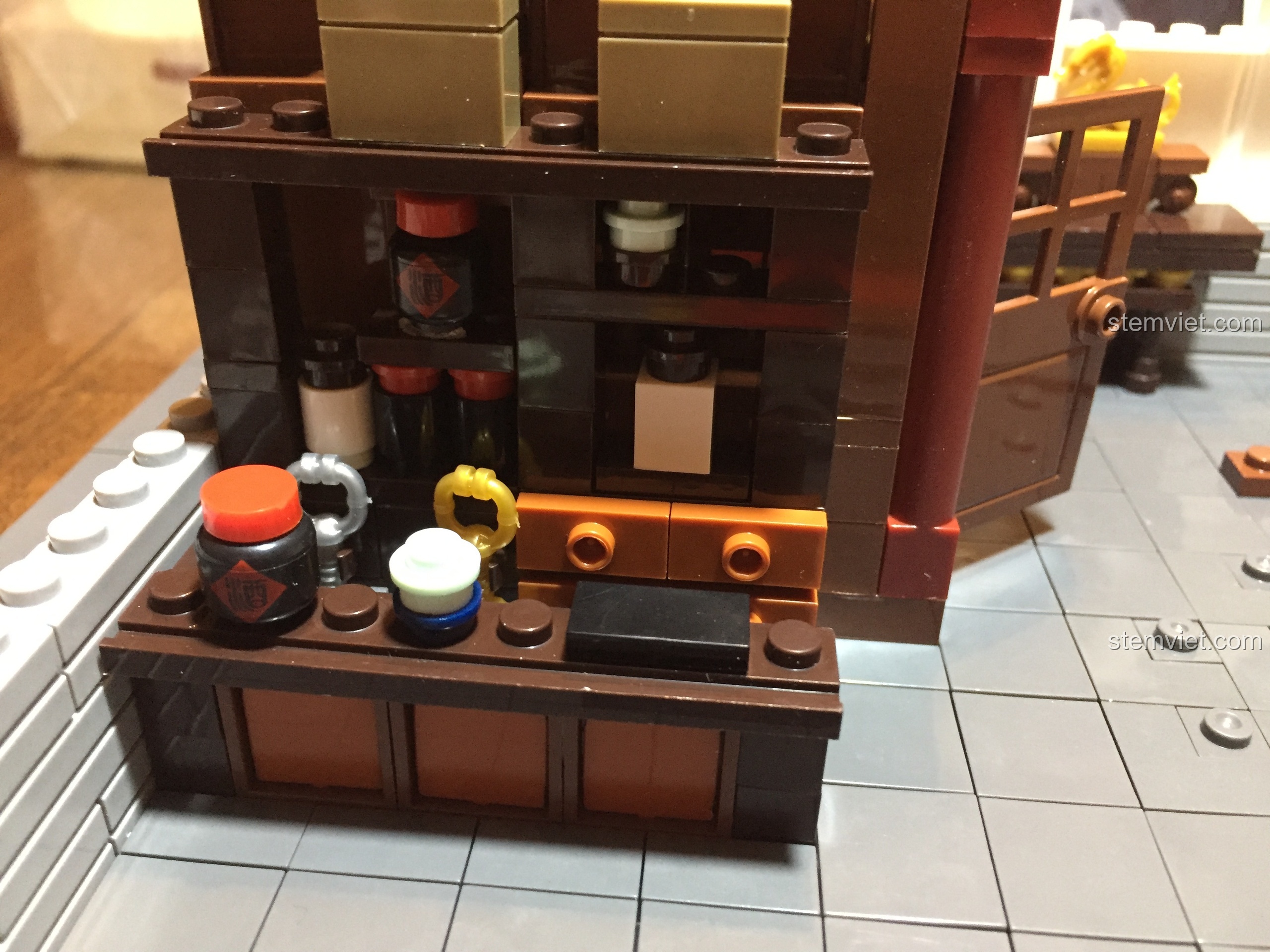 Chi tiết các hũ rượu được in chữ tinh xảo tại quầy lễ tân của mô hình Vạn Phúc Khách Sạn.