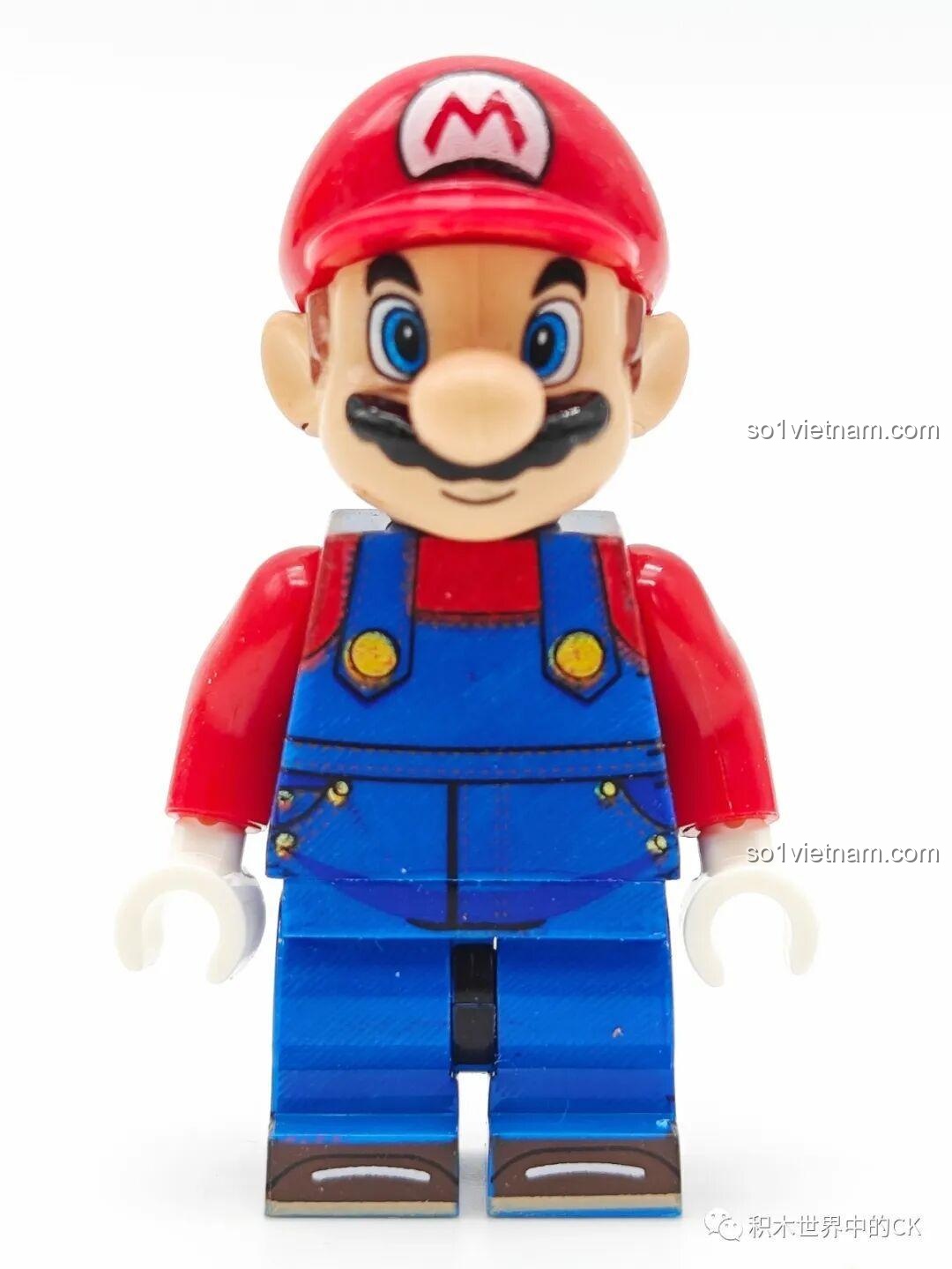 Chi tiết in trên bộ yếm của minifigure Mario WM6103, thể hiện chất lượng hoàn thiện của sản phẩm.