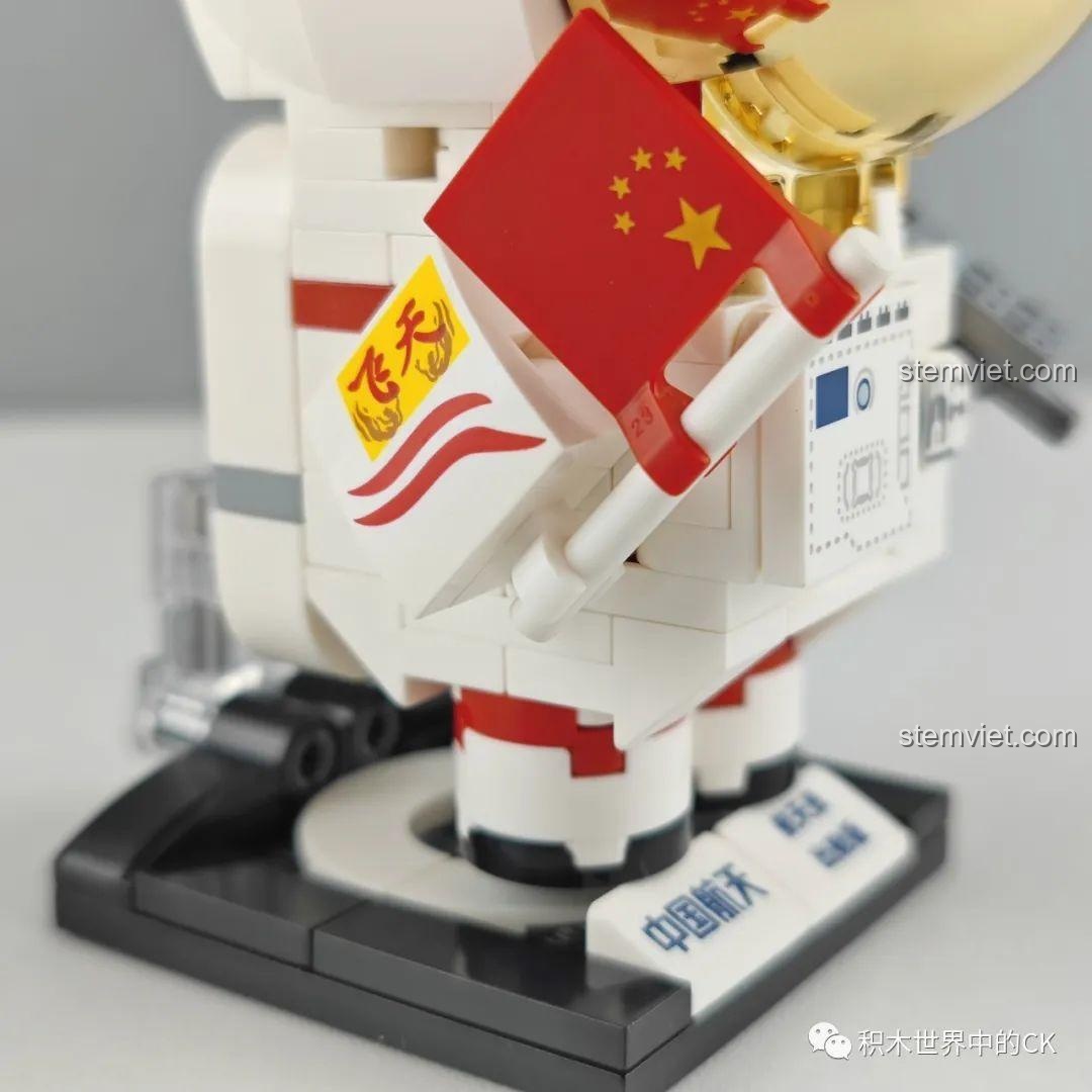 Cận cảnh các mảnh ghép in chi tiết lá cờ và bảng điều khiển trên bộ đồ phi hành gia Keeppley K10209.