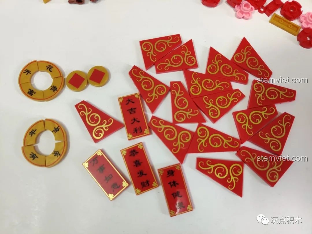 Cận cảnh các chi tiết in hoa văn, câu đối Tết trên bộ Hộp mứt hình tròn C.9122.