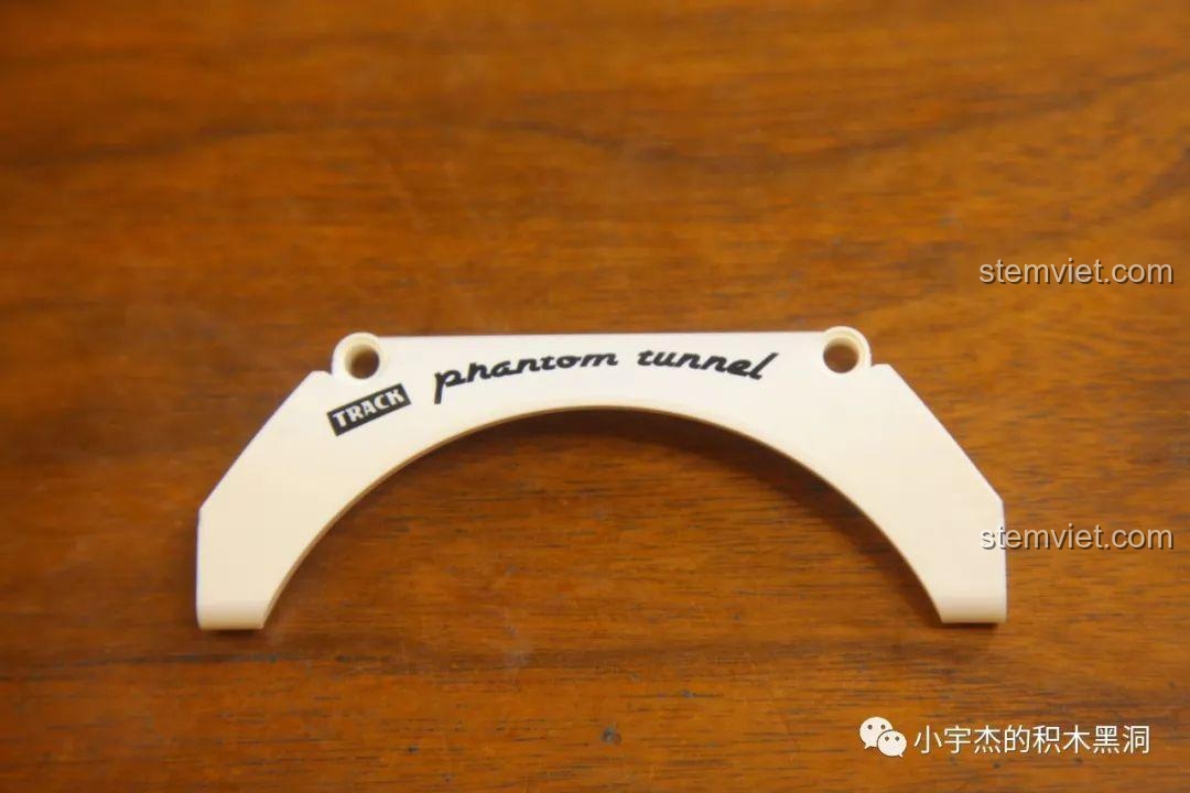 Chi tiết vè bánh xe của bộ BrickCool KC010 với chữ 'phantom tunnel' được in sắc nét, không phải dán.