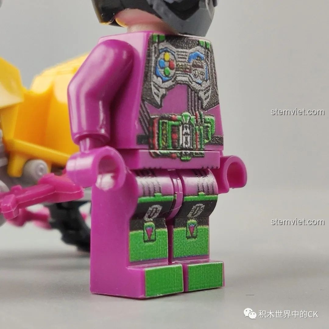 Chi tiết in UV trên chân và thắt lưng của Kamen Rider Ex-Aid, thể hiện sự đầu tư vào mặt trước của sản phẩm.