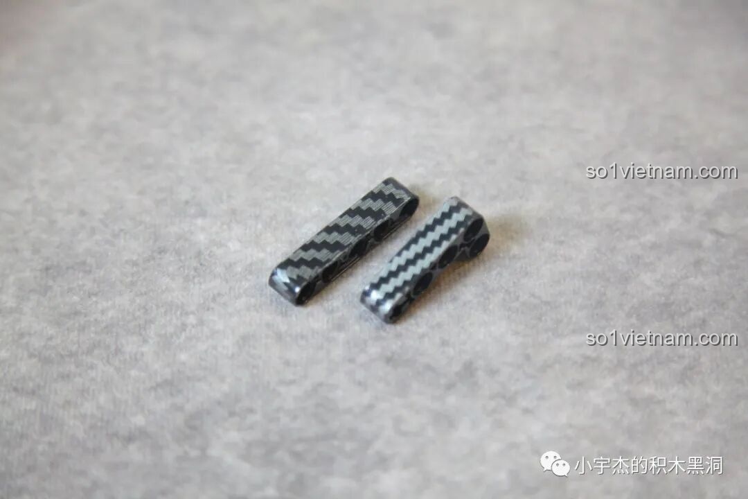 Cận cảnh hai chi tiết được in sẵn họa tiết vân carbon đẹp mắt trong bộ lắp ráp ZHEGAO QJ5183 Xe mô tô Kawasaki Ninja H2R.