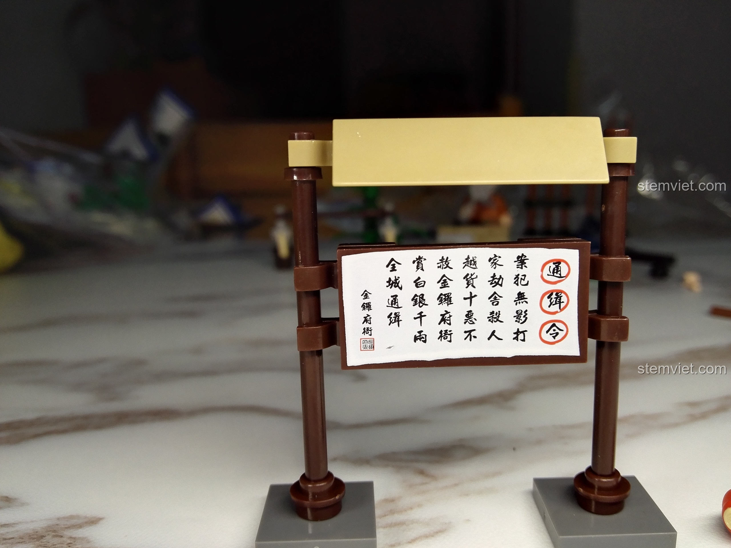 Chiếu chỉ truy nã đi kèm minifigure Mạc Tiểu Bối trong bộ KAZI KY5006.