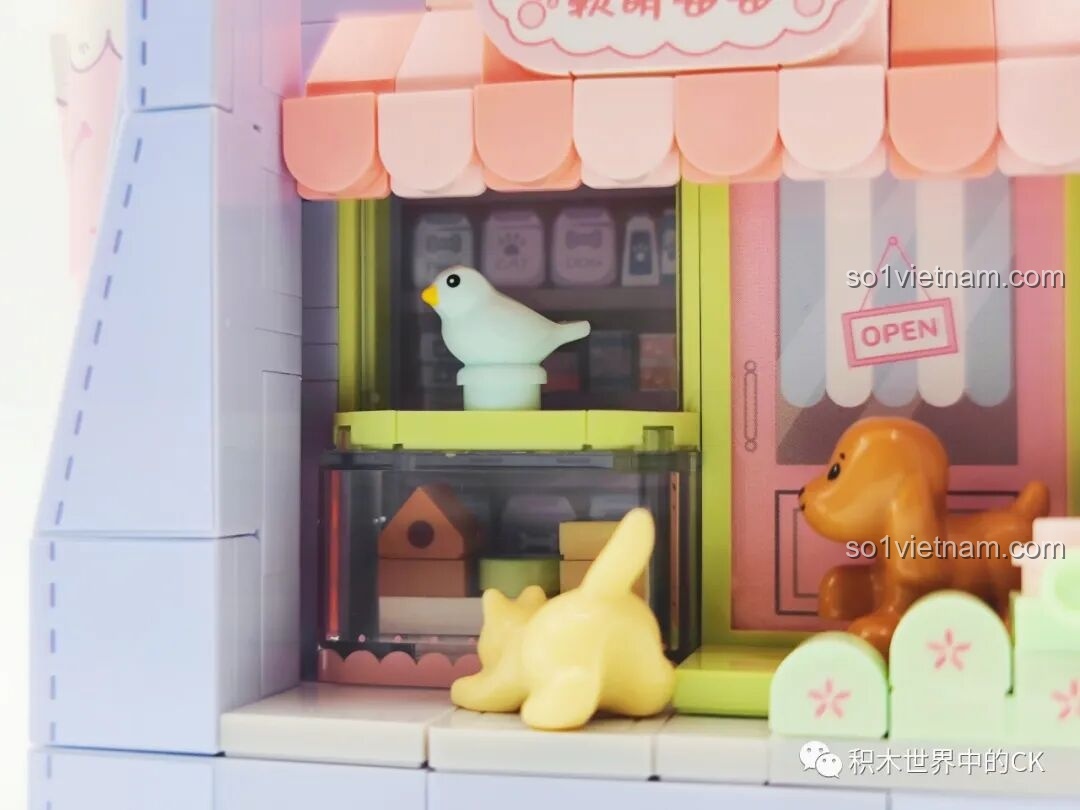 Zoom cận cảnh các kệ hàng và chú chim nhỏ trong cửa hàng thú cưng mini của bộ lắp ráp Wekki 516908.