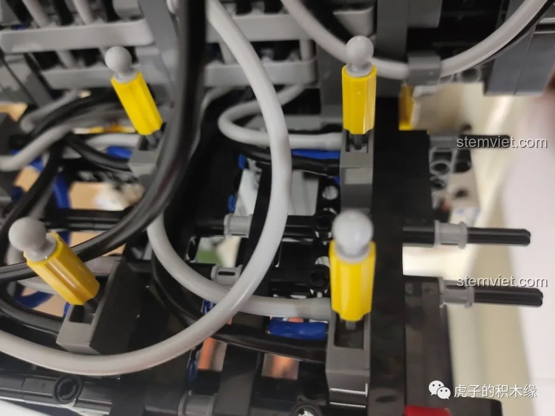 Cận cảnh các chi tiết nhỏ và kết nối của hệ thống khí nén Mould King 19002.