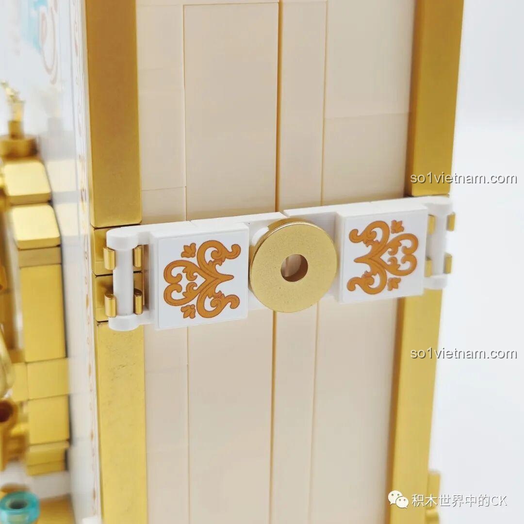 Cận cảnh chi tiết khóa cài của sách mô hình Nàng Bạch Tuyết Wekki, giúp giữ cho sách đóng chặt.